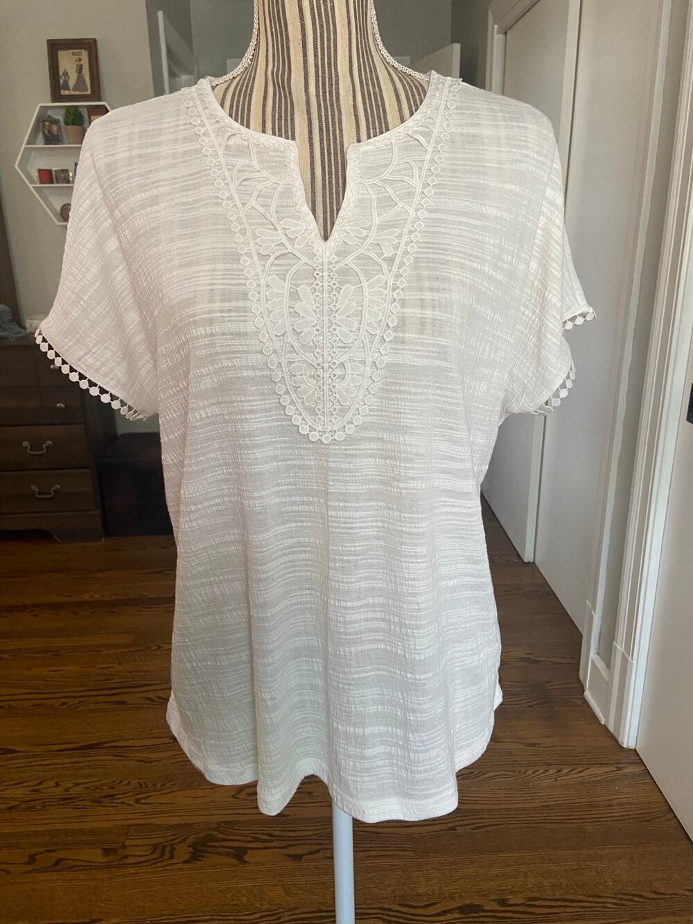 Cable & Gauge white textured knit short sleeve top with lace accents